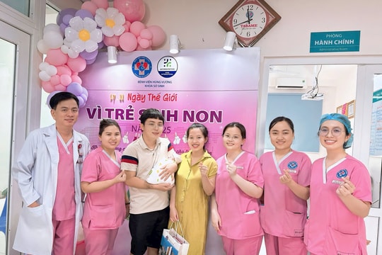 Cứu sống em bé sinh ra chỉ bằng hộp sữa