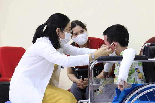 Diễn biến mới nhất vụ bé trai bị tạt xăng