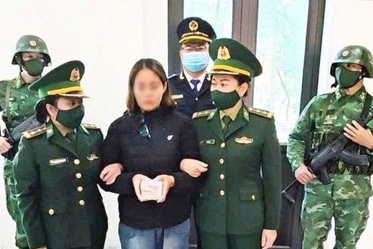 Người phụ nữ vận chuyển vàng qua biên giới để lấy tiền công