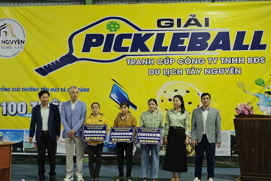 Công ty TNHH Bất động sản Du lịch - Tây Nguyên chia sẻ yêu thương với đồng bào khó khăn xã Ea H’Leo