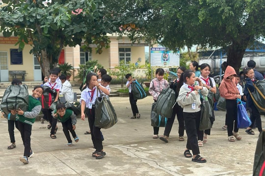 Công an TP. Huế trao hơn 1.000 phần quà hỗ trợ đồng bào vùng lũ Đắk Lắk
