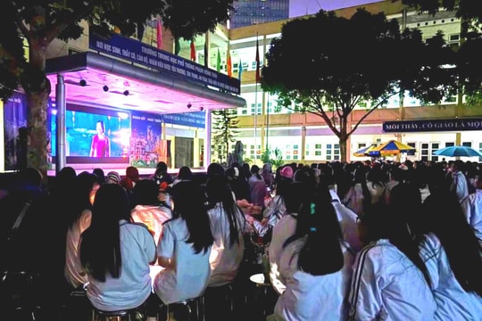 Chiếu phim “Mưa đỏ” lưu động miễn phí ở các cụm dân cư tại Hà Nội