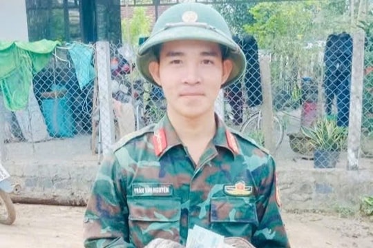 Chiến sĩ Trung đoàn 38 trả lại túi tiền khi giúp dân