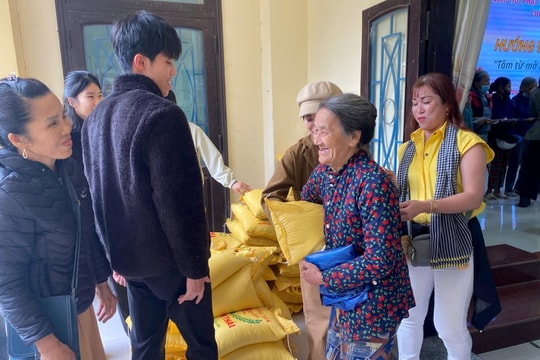 Trao yêu thương đến với bà con vùng lũ miền Trung