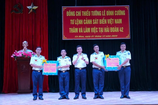 Tư lệnh Cảnh sát biển Việt Nam thăm và kiểm tra Hải đoàn 42