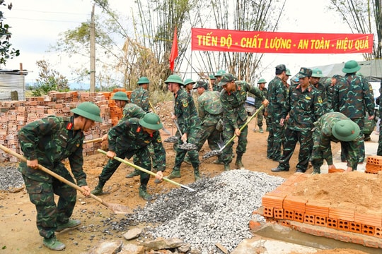 Quân khu 5 ra quân dựng lại nhà ở cho người dân vùng lũ Đắk Lắk