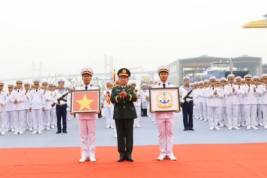 Lễ thượng cờ trên Tàu 889 - Giáo sư Gagarinsky