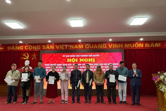 Hải Phòng: Phường Ngô Quyền trao quyết định giao đất tái định cư cho 75 hộ dân