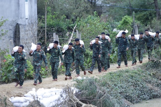 'Cuộc chiến' vá đê nghìn bao cát ở Gia Lai