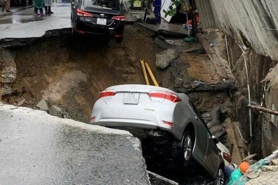 Sụt lún bất ngờ trên đường, nhiều ô tô rơi xuống hố