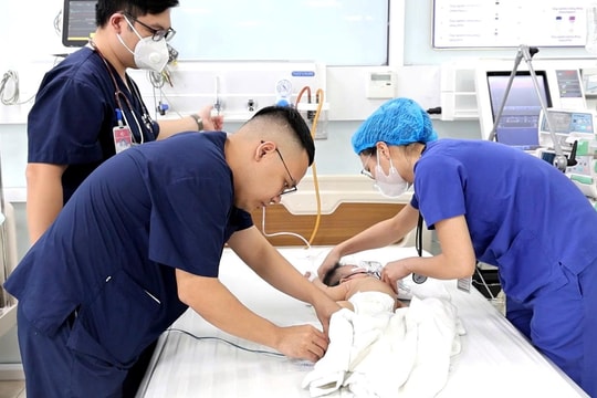 Cấp cứu kịp thời bé gái 02 tháng tuổi suy hô hấp, viêm phổi nặng do RSV