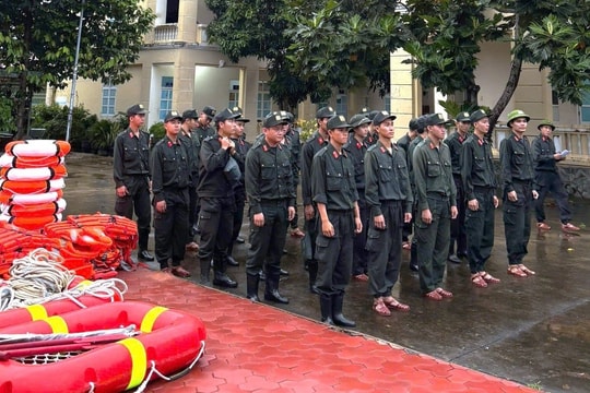 Công an Lâm Đồng khẩn trương cứu hộ người dân ra khỏi vùng ngập lụt