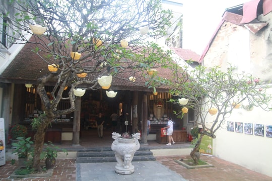 Thu phí tham quan tại đền Bạch Mã và đình Kim Ngân từ 8/12