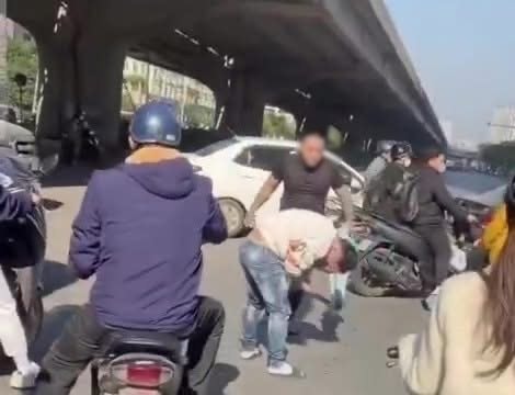 Tài xế ô tô hành hung nam thanh niên sau va chạm giao thông