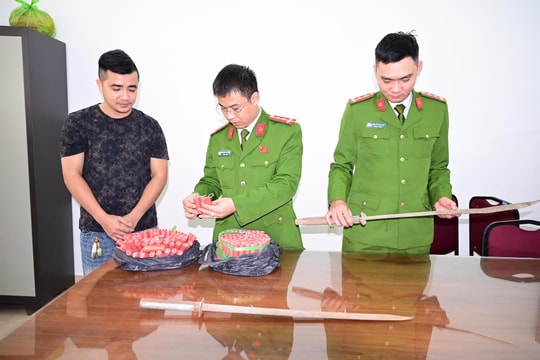 Hải Phòng: Người dân giao nộp pháo nổ và vũ khí tự chế