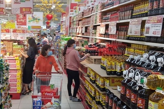 Hà Nội chuẩn bị đầy đủ hàng hóa thiết yếu cho Tết Bính Ngọ