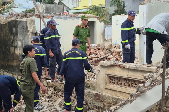 Công an phường Quy Nhơn Đông hỗ trợ xây nhà bị sập do bão