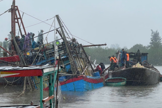 Tàu cá Quảng Trị suýt chìm do sự cố bơm nước