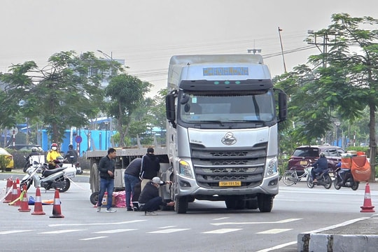 Một phụ nữ tử vong thương tâm khi đi cùng chiều với xe container