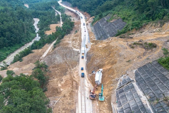 Kéo dài phân luồng trên cao tốc La Sơn - Hòa Liên do nguy cơ sạt lở