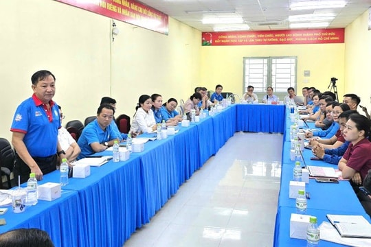 Cán bộ công đoàn cơ sở góp ý cho dự thảo Điều lệ Công đoàn Việt Nam