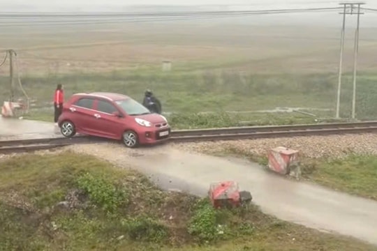Ô tô kẹt trên đường ray, lái tàu phanh gấp tránh va chạm