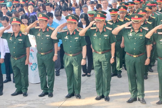Quân khu 7 kỷ niệm 80 năm truyền thống: Dâng hoa, dâng hương tưởng nhớ anh hùng liệt sĩ và tri ân đồng bào
