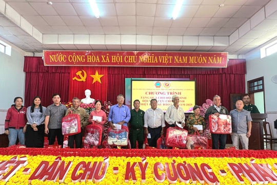 Nhiều phần quà ý nghĩa hỗ trợ người dân vùng lũ