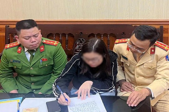 Bị xử phạt sau khi ôtô mắc kẹt trên đường ray khi cố tình đi vào đường cấm