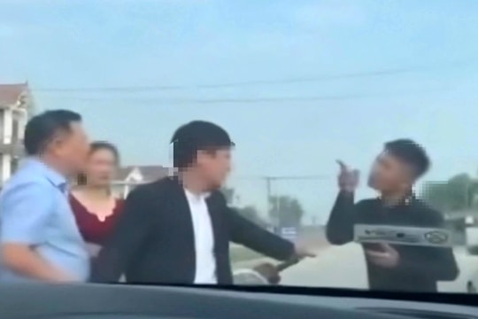 Làm rõ clip nam thanh niên chặn ô tô trên quốc lộ để đòi tiền