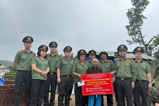 Công an Gia Lai và Hà Nội trao quà cho học sinh vùng lũ, triển khai “Chiến dịch Quang Trung” xây nhà cho dân