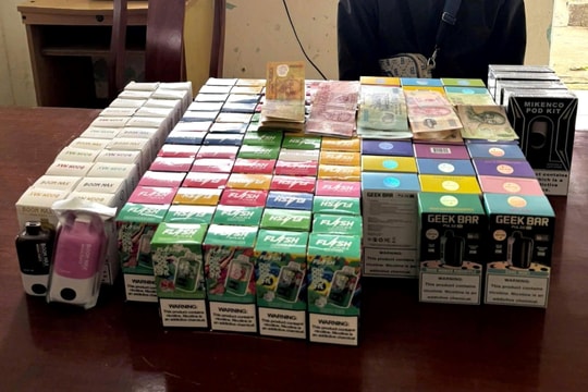 Bắt giữ đối tượng mua bán thuốc lá điện tử