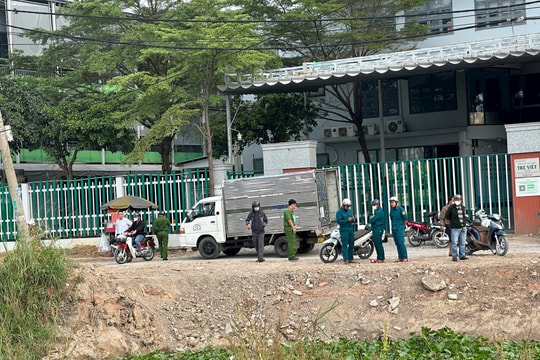 Thi thể người đàn ông đang phân hủy nằm dưới kênh TP.HCM