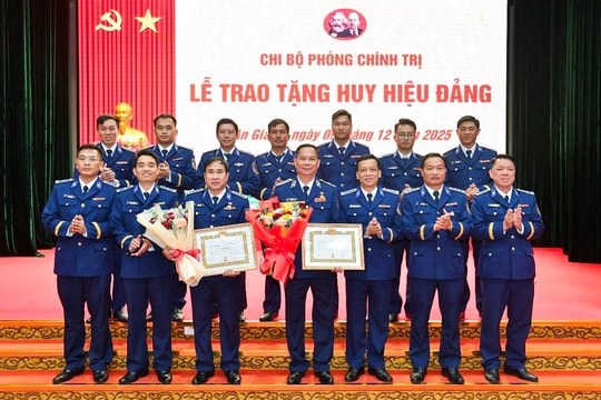 Bộ Tư lệnh Vùng Cảnh sát biển 4 trao huy hiệu 40 năm tuổi Đảng