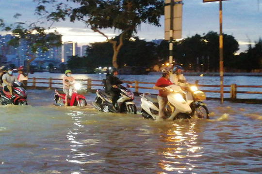 Hoàn lưu vùng áp thấp trên Biển Đông gây mưa dông, gió giật mạnh