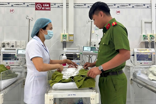 Phát hiện một bé gái sơ sinh còn dây rốn bị vùi lấp