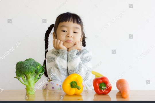 Trẻ biếng ăn: Sai lầm phổ biến cha mẹ nên tránh