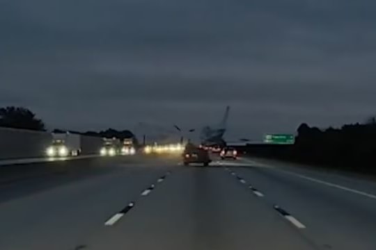 Máy bay hạ cánh khẩn cấp, đè bẹp ô tô trên cao tốc