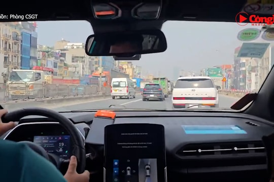 CSGT Hà Nội mở đường, hỗ trợ xe chở sản phụ đến bệnh viện an toàn