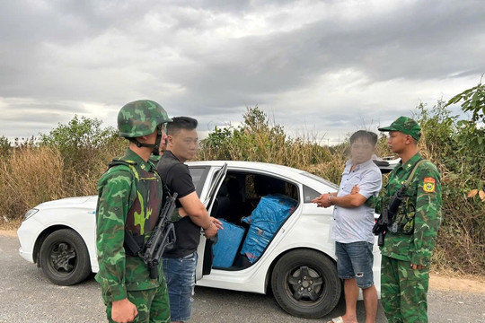 Dùng ô tô vận chuyển gần nửa tấn pháo lậu