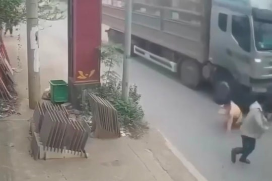 Củng cố hồ sơ khởi tố tài xế đẩy CSGT vào đầu xe tải