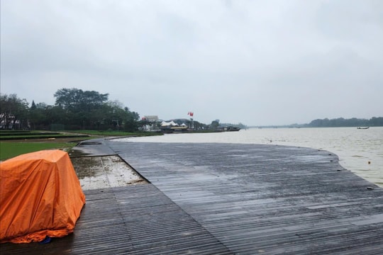 Sân khấu nổi trên sông Hương phủ bùn sau mưa lũ