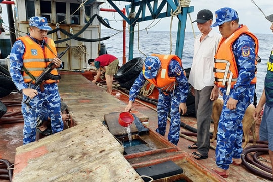Tạm giữ tàu chở 12.000 lít dầu không rõ nguồn gốc