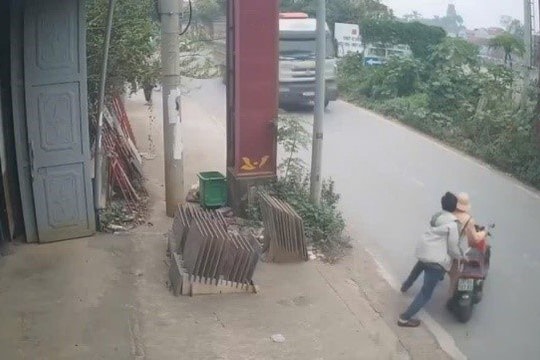 Khởi tố đối tượng đẩy CSGT vào đầu xe tải đi ngược chiều ở Hà Nội