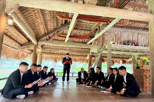Chi bộ TAND khu vực 8 - Tuyên Quang sinh hoạt chính trị tại Đình Tân Trào