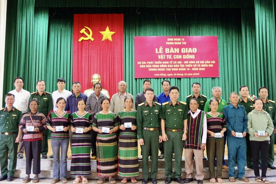 Trung đoàn 726 trao bò giống hỗ trợ hộ nghèo và cận nghèo