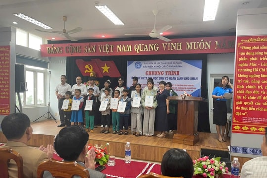 BHXH cơ sở Thăng Bình trao tặng 54 thẻ BHYT cho học sinh có hoàn cảnh khó khăn