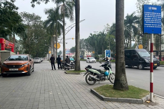 Nhóm người lảng vảng trước Trung tâm phục vụ hành chính công tỉnh Thanh Hóa là ai?