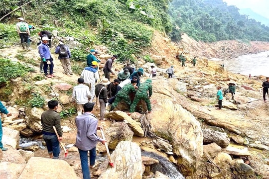 Khoét núi mở đường vào bản bị cô lập sau lũ