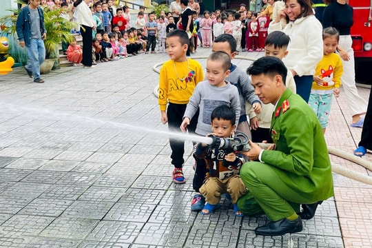 Đưa kỹ năng phòng cháy, thoát nạn vào trường học bằng trải nghiệm thực tế